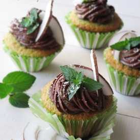 Cupcakes cocco e menta con frosting al cioccolato
