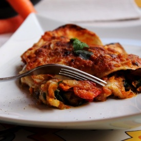 Lasagnette con verdure, pomodorini e pesto di pistacchio