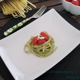 Spaghettoni alla crema di basilico e burrata con pomodorini confit.