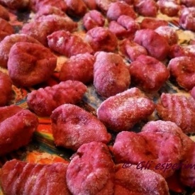 Gnocchi di patate e barbabietola rossa con salsa di noci e pinoli