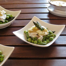 Insalata di Nasello, Asparagi e Piselli con Salsa alla senape