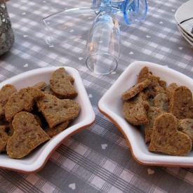 Biscottini rustici di grano saraceno con salmone affumicato e robiola