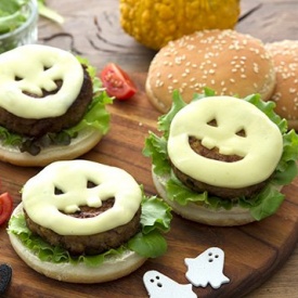 Ricette creative per la tavola di Halloween: fantaburgers filanti di manzo con galbanino.