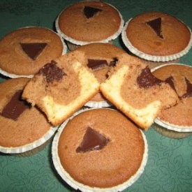 Muffins vaniglia cacao con cuore fondente.