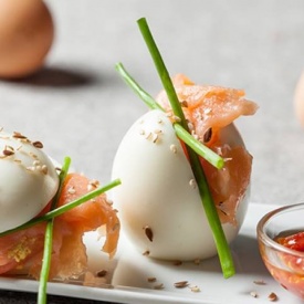 Uova sode con erba cipollina e salmone, un antipasto inedito, creativo e veloce.