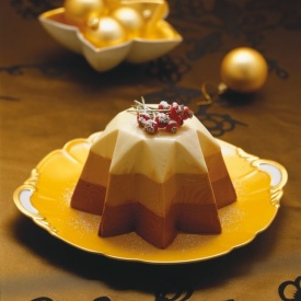 Bavarese di Natale ai tre cioccolati, per impreziosire ed allietare la tua tavola delle feste.