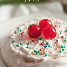 Pavlova (natalizia) con ricotta, ciliegie candite e codette 