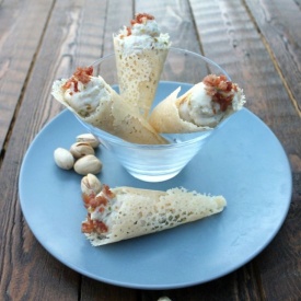 Coni di Parmigiano Reggiano ripieni di ricotta di bufala, prosciutto e pistacchi