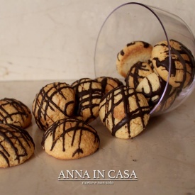 Biscotti con farina di mandorle e glassa al cioccolato
