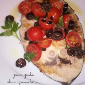 Pesce spada con olive e pomodorini