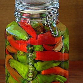 Peperoncini dolci e piccanti sotto aceto - Pickled hot sweet chili peppers  