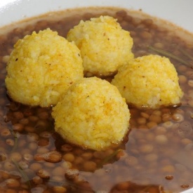Palline di riso speziate in minestra di lenticchie