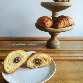 Croissant sfogliati, ricetta con indicazioni per la preparazione casalinga e passaggi fotografici