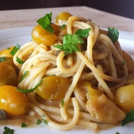 Spaghetti con alici e pomodorini gialli