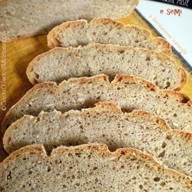 Pane con farine miste e semi a livitazione naturale