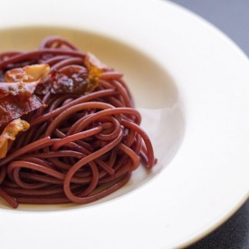 Spaghetti Pinot Nero e speck croccante
