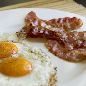 Uova al tegamino e bacon