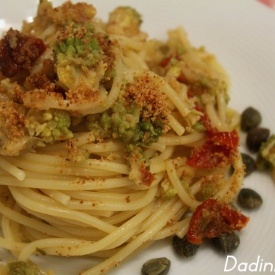 Spaghetti con broccolo romanesco pomodorini secchi ed acciughe