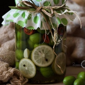 olive verdi in salamoia al limone e peperoncino