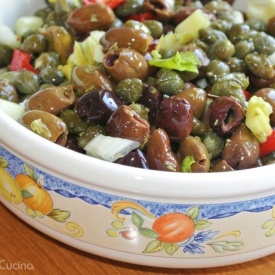 Antipasto rustico con olive taggiasche, capperi e aromi freschi