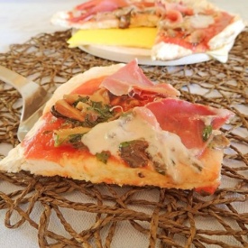 Pizza in padella con speck e crema di funghi