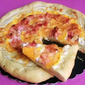 Pizza  fatta in casa con zucca, prosciutto cotto e panna acida 
