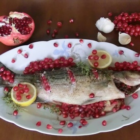 Pesce persico al forno con ribes e melagrano