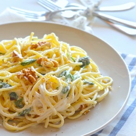 Spaghetti con limone spinaci e noci