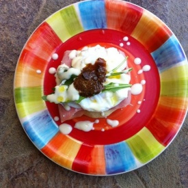 Uova in camicia su english muffin con crema al gorgonzola, rucola e tartufo bianchetto