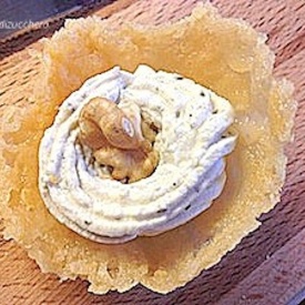 cialdine di parmigiano con mousse di formaggi