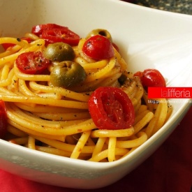 Pasta con pomodorini, acciughe e olive