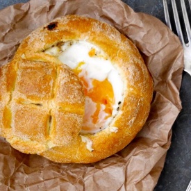 Uovo filante in crosta di pane