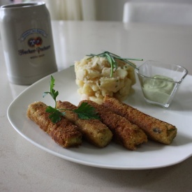 Fischwürst mit bayrischer Kartoffelsalat e salsa remoulade