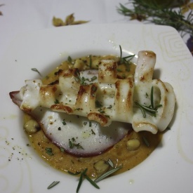 Calamaro grigliato su crema di cicerchie e patate