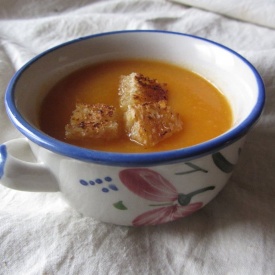 Zuppa vellutata di carote, cipolle e peperoni