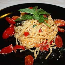 Spaghetti con datterino e crema di ricotta salata