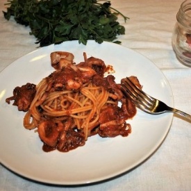 Spaghetti al sugo rosso di calamari 