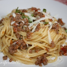 Spaghetti con salsiccia, pomodori secchi e finocchietto selvatico.