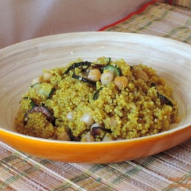Quinoa speziata con ceci e zucchine