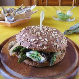Fish Burger con Alici del Mar Ligure Panate e Fritte, Asparagi Croccanti 