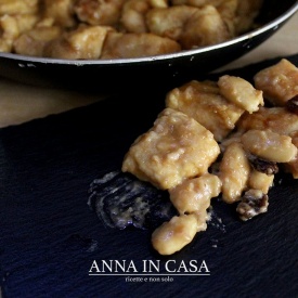 Bocconcini di pollo in salsa al cognac con mandorle e uvetta