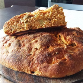 Pane farcito con olive e pomodori secchi