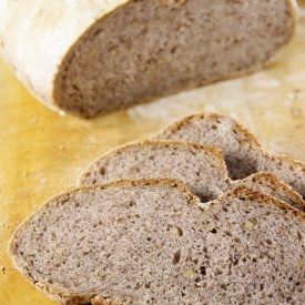 Pane integrale con noci e semi di sesamo