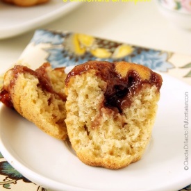 Muffin con banana e confettura di lamponi